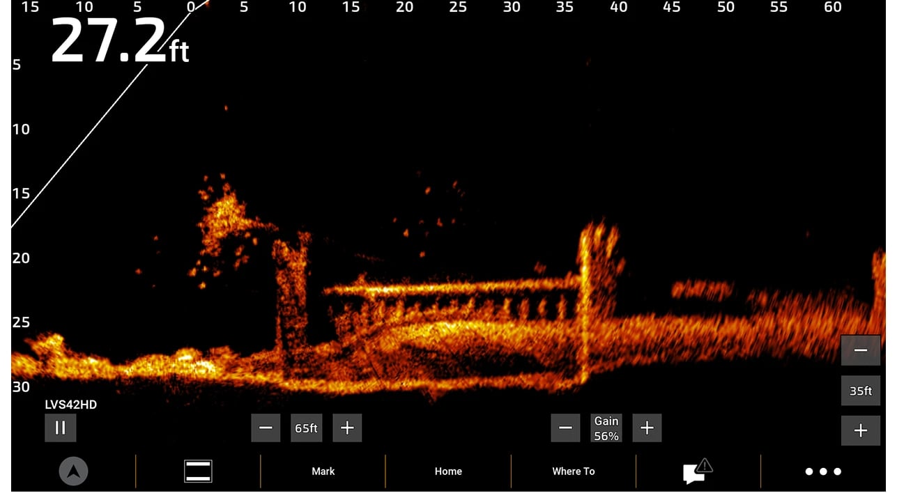 Écran LiveScope 2 HD : un ponton immergé par 8 mètres de fond, quelques poissons au-dessus